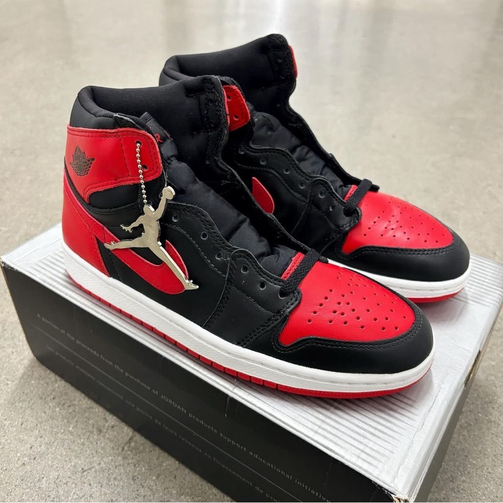 Size 8, - 2001 Air Jordan 1 Retro Bred in Deadstock condition